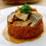 Kanapka korzenna z tuńczykiem, jajkiem, rukolą i delikatnym sosem chrzanowym