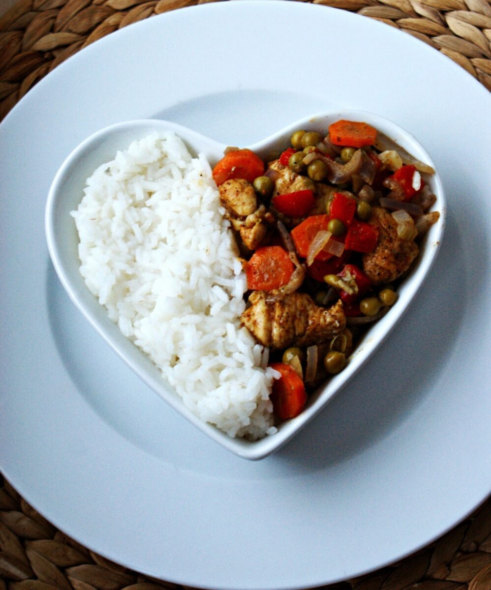 Kurczak z warzywami i ryżem – łatwy i szybki obiad