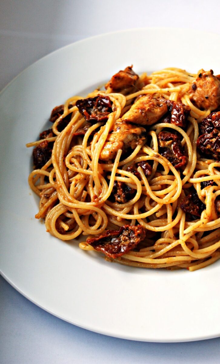Spaghetti z kurczakiem, suszonymi pomidorami i kozim serem