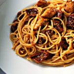 Spaghetti z kurczakiem, suszonymi pomidorami i kozim serem