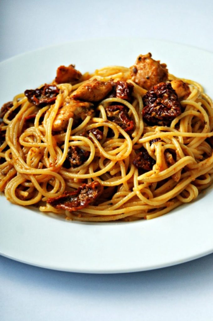 Spaghetti z kurczakiem suszonymi pomidorami i kozim serem2
