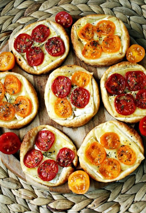 Tartaletki z ciasta francuskiego z kozim serem i pomidorami 4