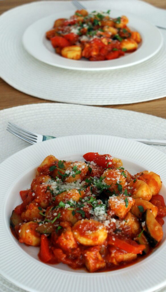 Gnocchi w sosie pomidorowym z warzywami i kurczakiem 1