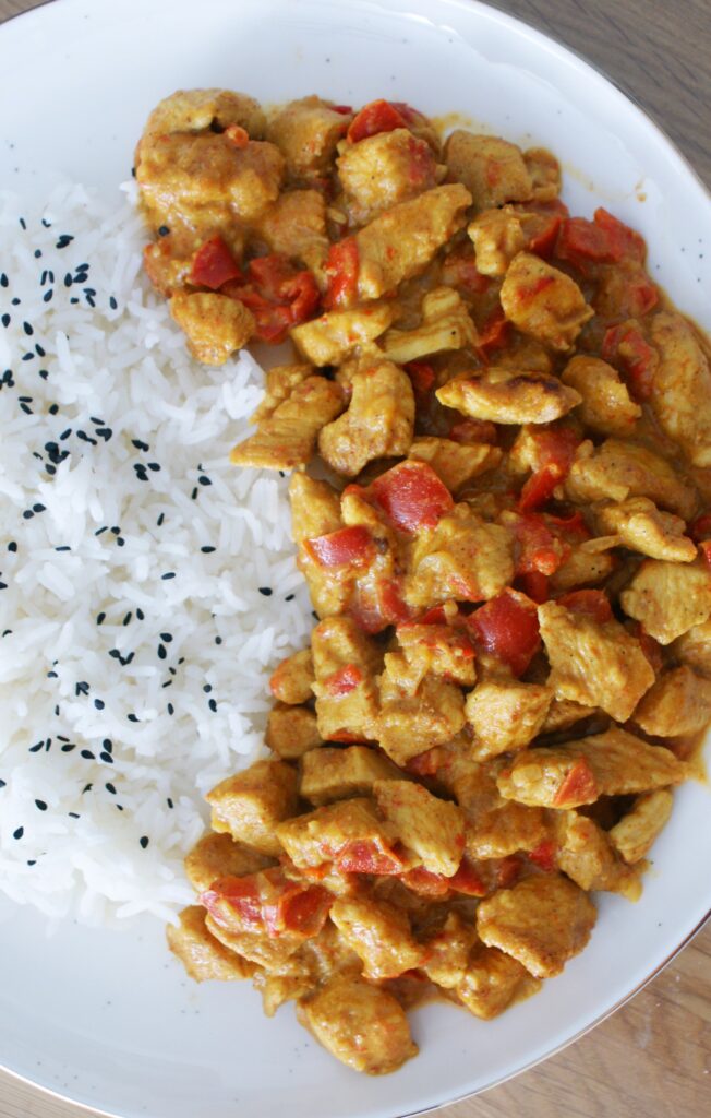 Kurczak curry z papryką i tahini